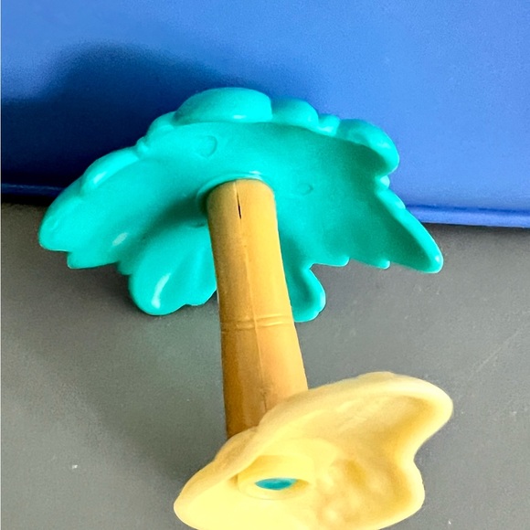 2006 LPS Turtle #119, Cockatoo #120 includes a lei accessory and palm tree - Picture 7 of 11